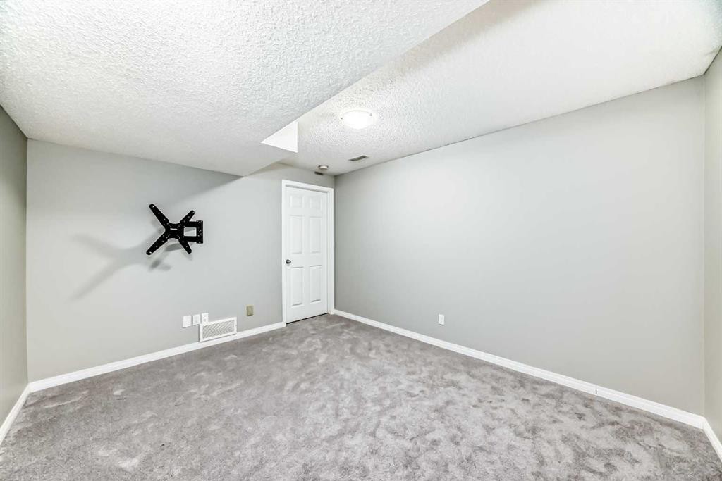 17 Copperfield Court Se, Calgary, AB