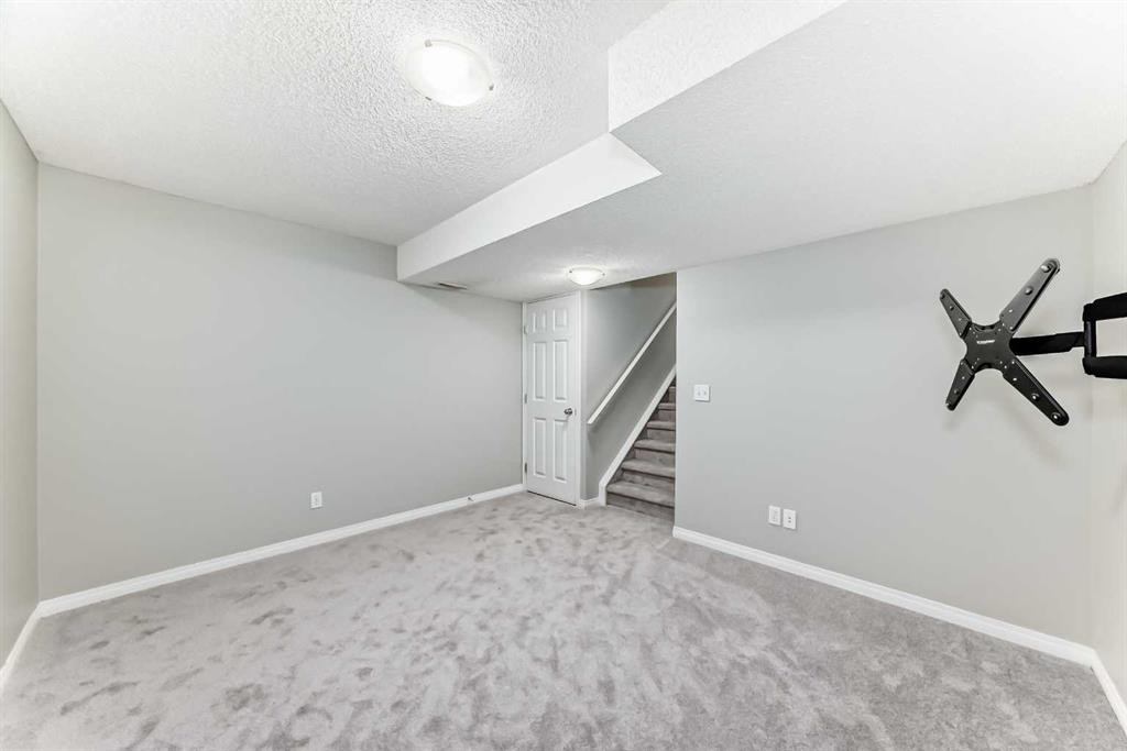 17 Copperfield Court Se, Calgary, AB