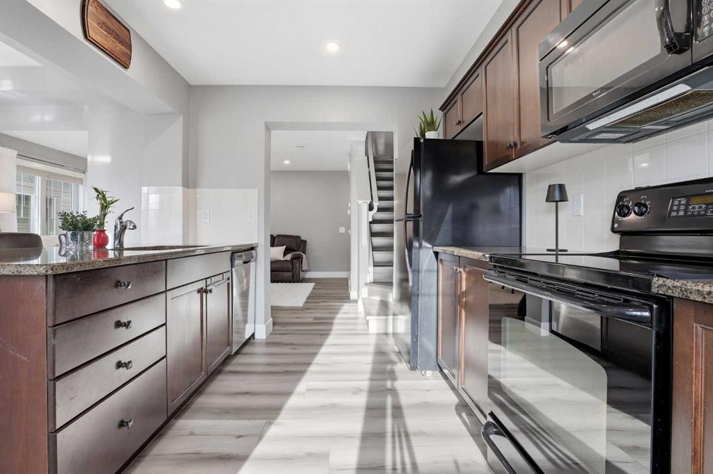 52 Windstone Green Sw, Airdrie, AB - Indoor Photo Showing Kitchen With Upgraded Kitchen