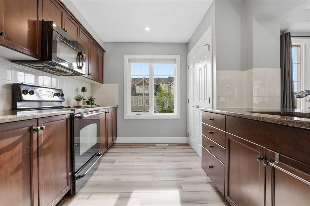 52 Windstone Green Sw, Airdrie, AB - Indoor Photo Showing Kitchen With Upgraded Kitchen