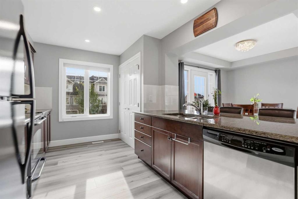 52 Windstone Green Sw, Airdrie, AB - Indoor Photo Showing Kitchen With Upgraded Kitchen