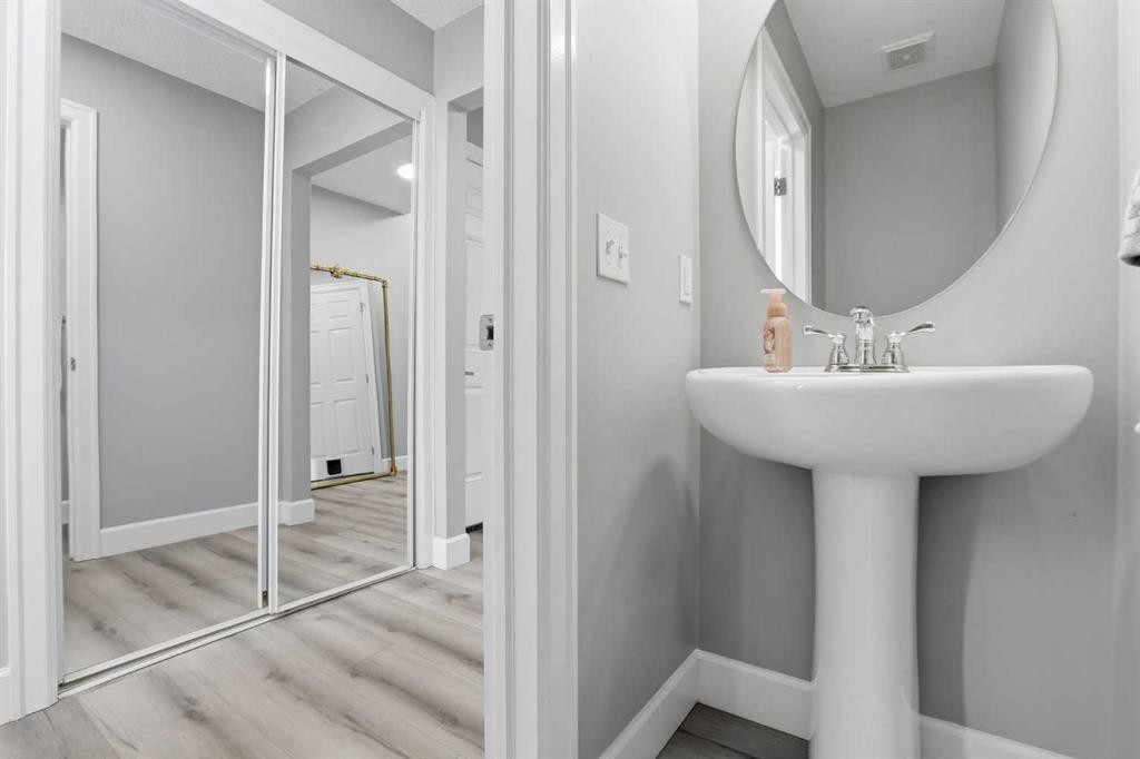 52 Windstone Green Sw, Airdrie, AB - Indoor Photo Showing Bathroom