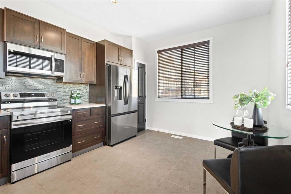 83 Evansview Gardens Nw, Calgary, AB - Indoor Photo Showing Kitchen