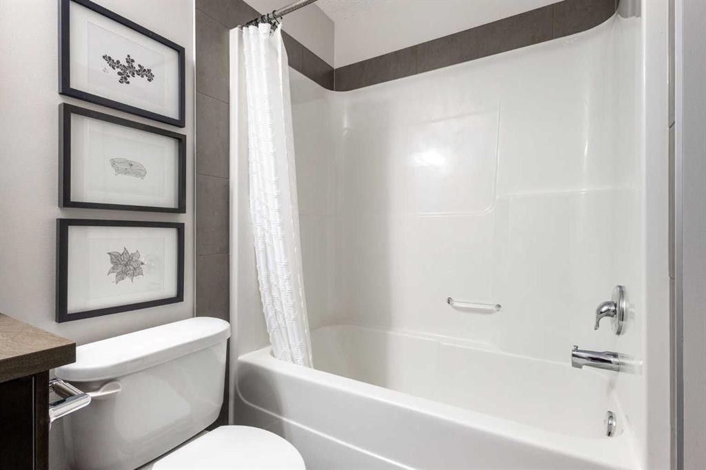 83 Evansview Gardens Nw, Calgary, AB - Indoor Photo Showing Bathroom