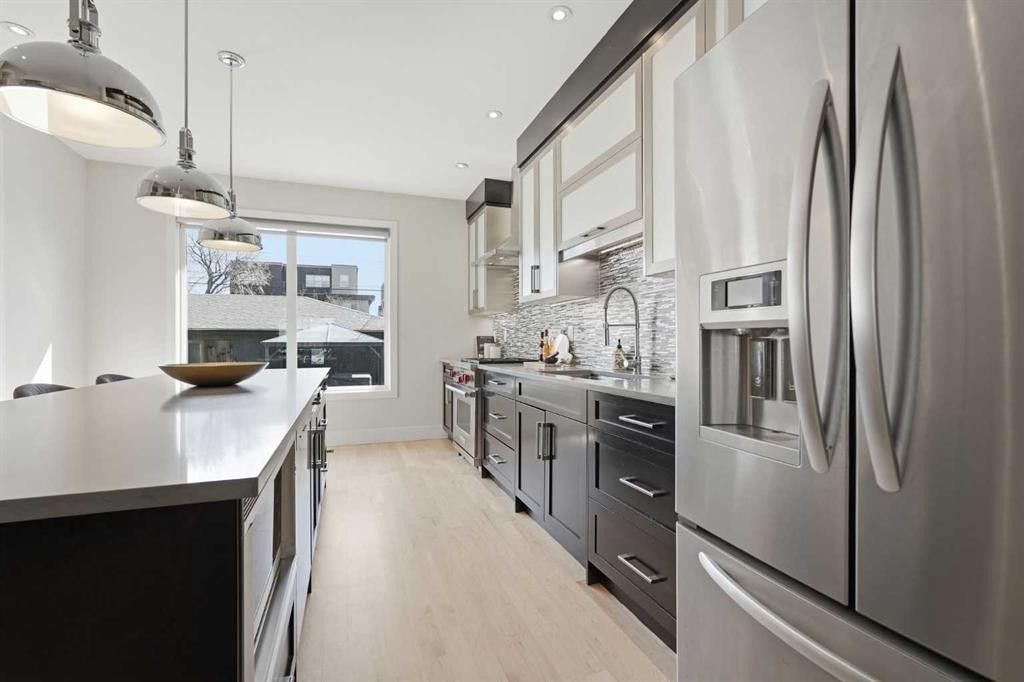 1923 49 Avenue Sw, Calgary, AB - Indoor Photo Showing Kitchen With Stainless Steel Kitchen With Upgraded Kitchen