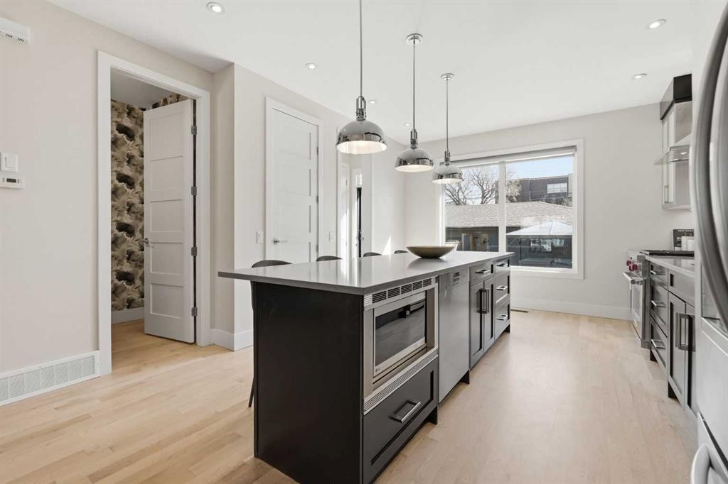 1923 49 Avenue Sw, Calgary, AB - Indoor Photo Showing Kitchen With Upgraded Kitchen