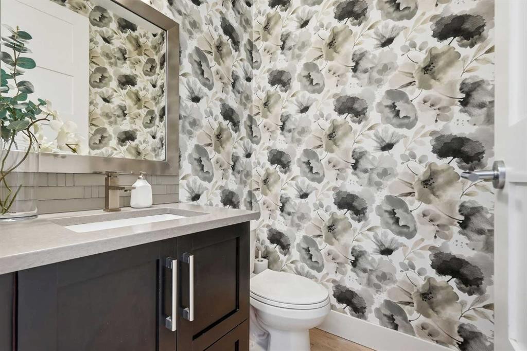 1923 49 Avenue Sw, Calgary, AB - Indoor Photo Showing Bathroom