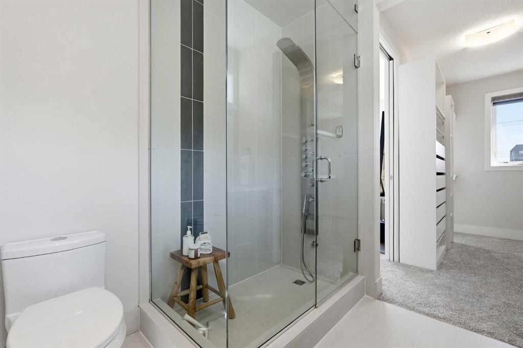 1923 49 Avenue Sw, Calgary, AB - Indoor Photo Showing Bathroom