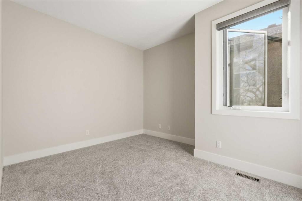 1923 49 Avenue Sw, Calgary, AB - Indoor Photo Showing Other Room