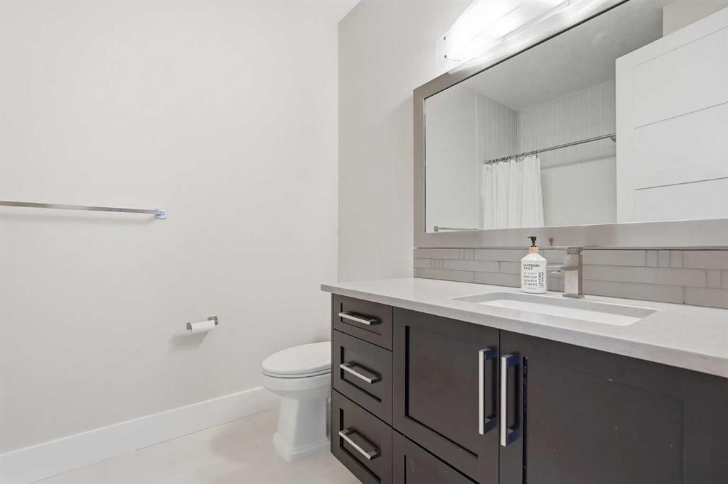 1923 49 Avenue Sw, Calgary, AB - Indoor Photo Showing Bathroom