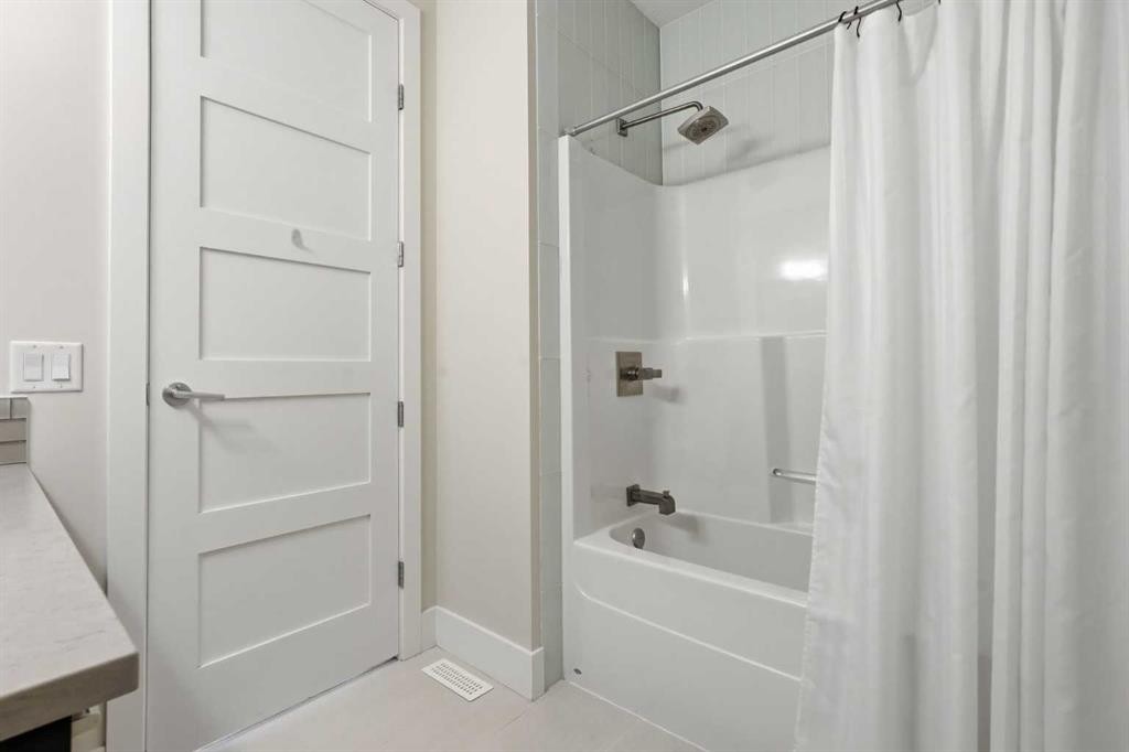 1923 49 Avenue Sw, Calgary, AB - Indoor Photo Showing Bathroom