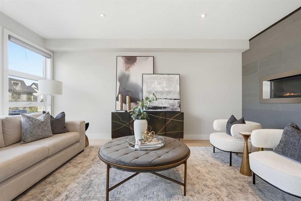 1923 49 Avenue Sw, Calgary, AB - Indoor Photo Showing Living Room