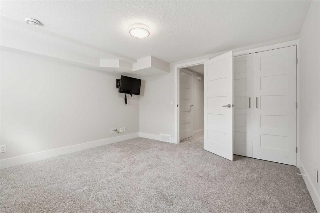 1923 49 Avenue Sw, Calgary, AB - Indoor Photo Showing Other Room