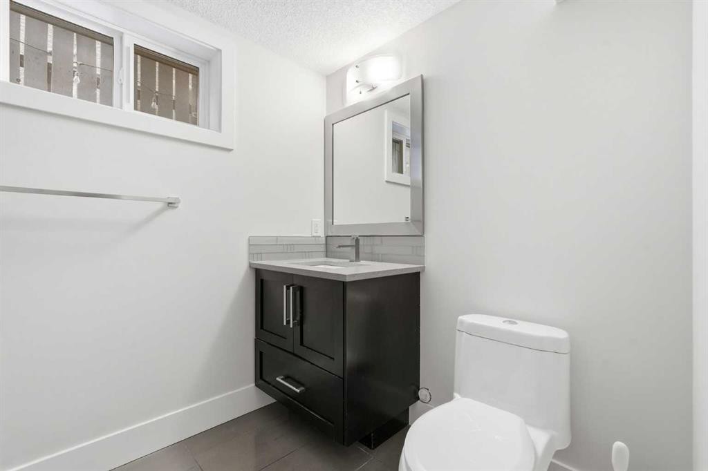 1923 49 Avenue Sw, Calgary, AB - Indoor Photo Showing Bathroom