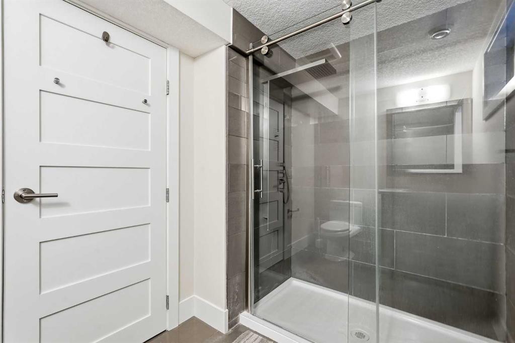 1923 49 Avenue Sw, Calgary, AB - Indoor Photo Showing Bathroom