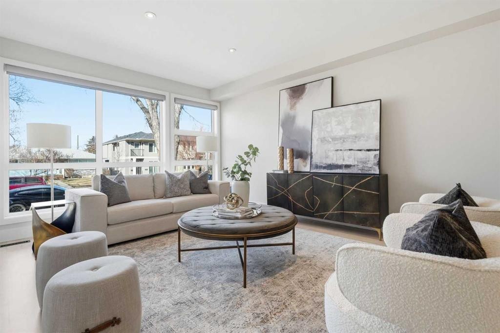 1923 49 Avenue Sw, Calgary, AB - Indoor Photo Showing Living Room