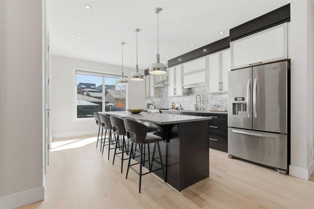 1923 49 Avenue Sw, Calgary, AB - Indoor Photo Showing Kitchen With Stainless Steel Kitchen With Upgraded Kitchen