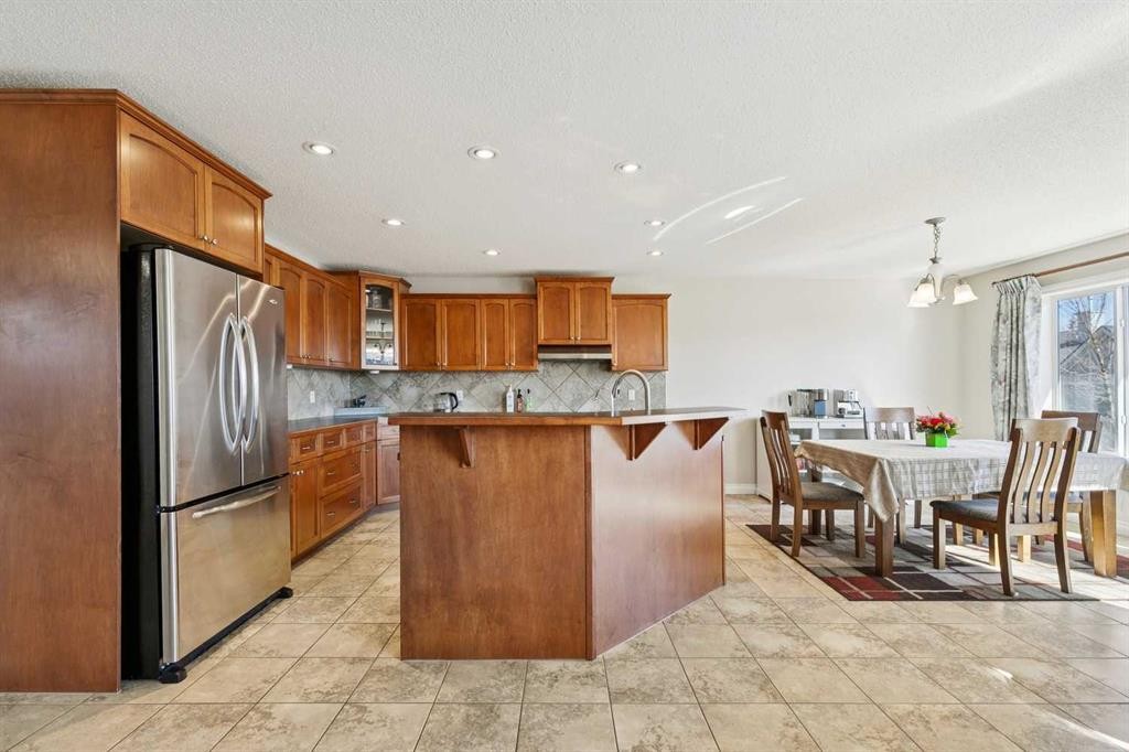 63 Westmount Circle, Okotoks, AB - Indoor Photo Showing Kitchen