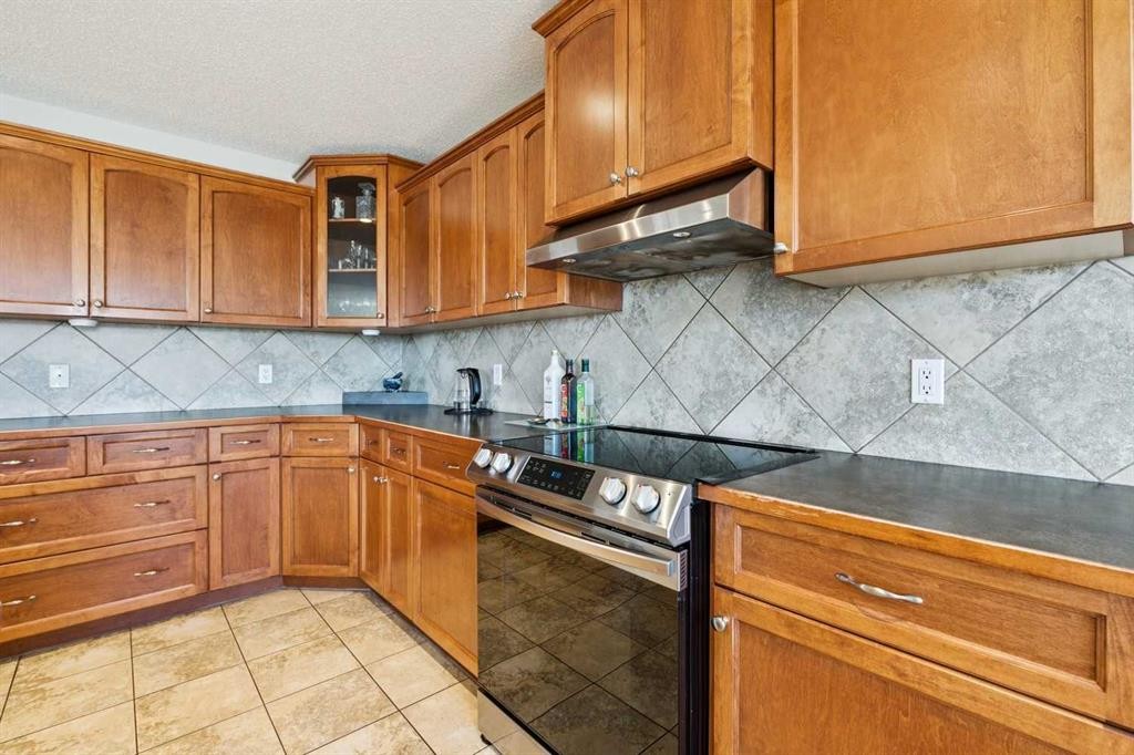 63 Westmount Circle, Okotoks, AB - Indoor Photo Showing Kitchen