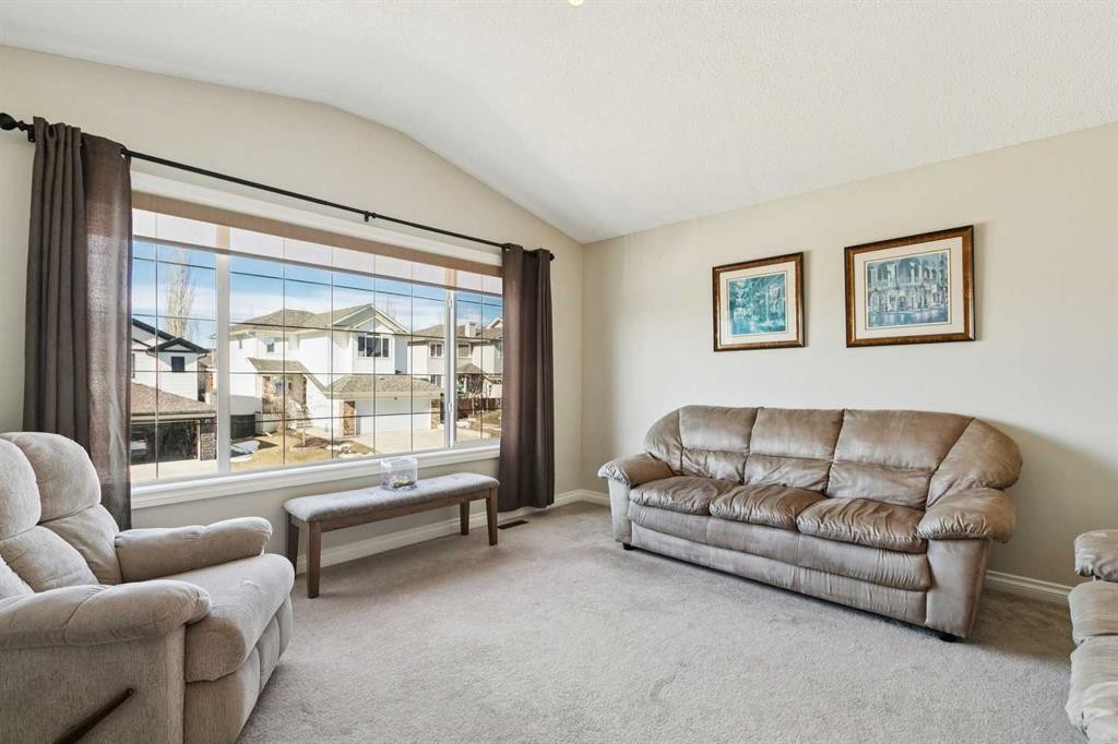 63 Westmount Circle, Okotoks, AB - Indoor Photo Showing Living Room