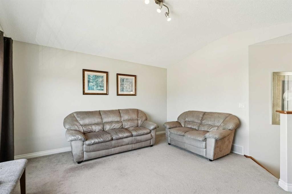 63 Westmount Circle, Okotoks, AB - Indoor Photo Showing Living Room