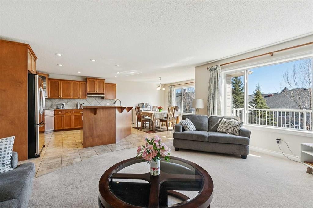 63 Westmount Circle, Okotoks, AB - Indoor Photo Showing Living Room