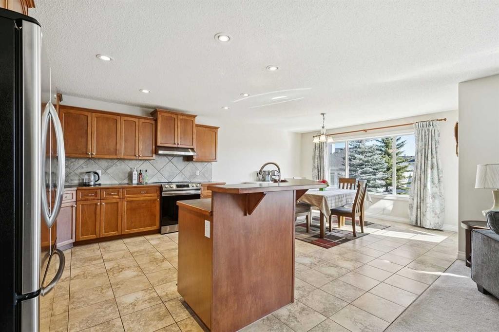 63 Westmount Circle, Okotoks, AB - Indoor Photo Showing Kitchen