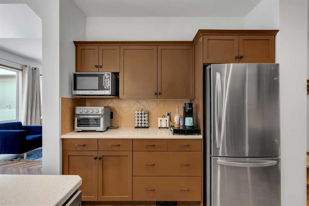 265 Bridlemeadows Common Sw, Calgary, AB - Indoor Photo Showing Kitchen