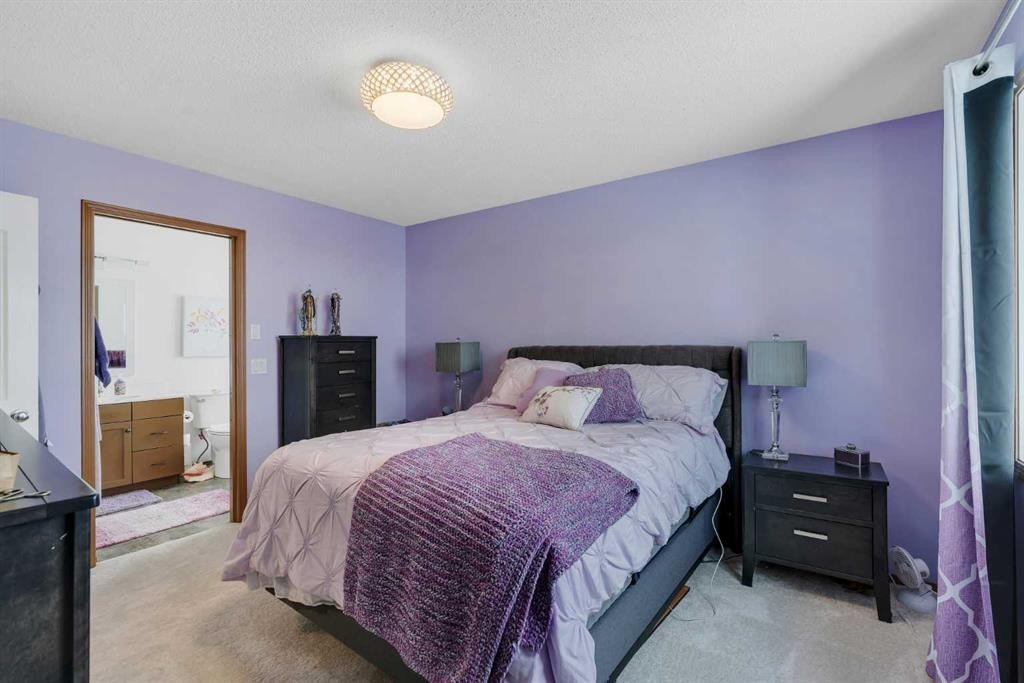 265 Bridlemeadows Common Sw, Calgary, AB - Indoor Photo Showing Bedroom