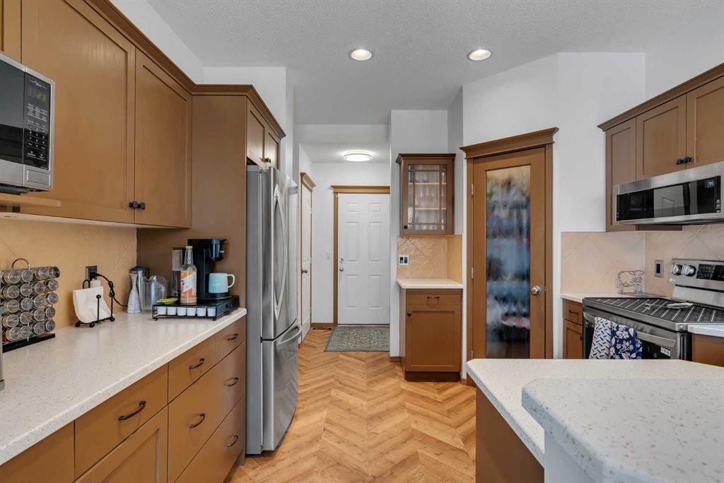 265 Bridlemeadows Common Sw, Calgary, AB - Indoor Photo Showing Kitchen