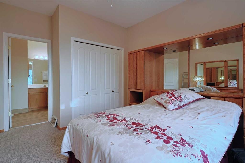 13 Scimitar Heath Nw, Calgary, AB - Indoor Photo Showing Bedroom