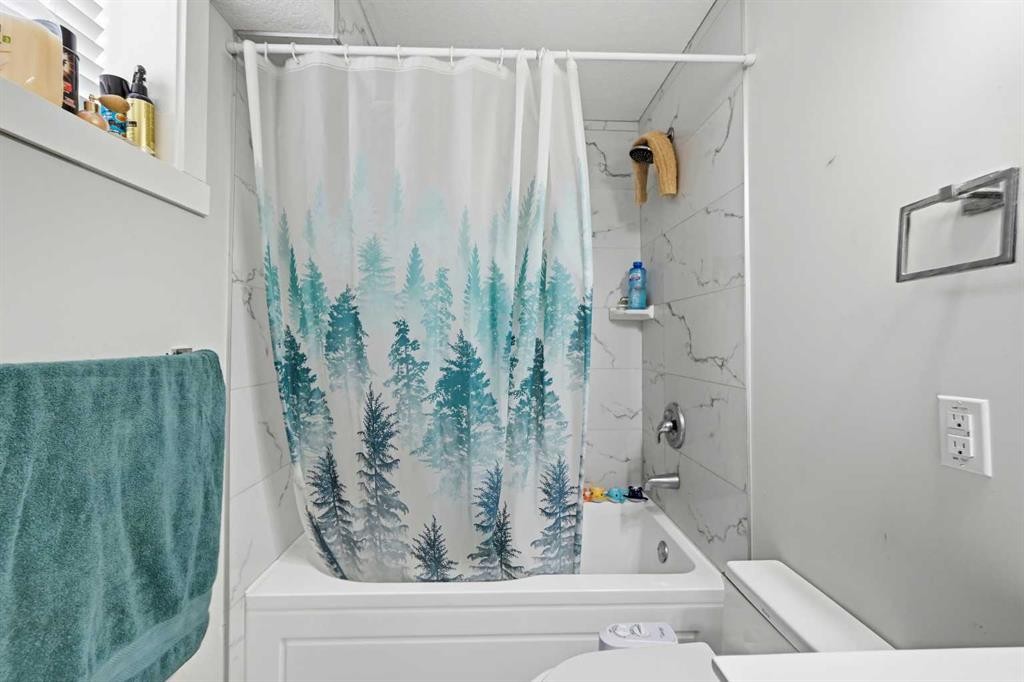 50 Saddleback Road Ne, Calgary, AB - Indoor Photo Showing Bathroom