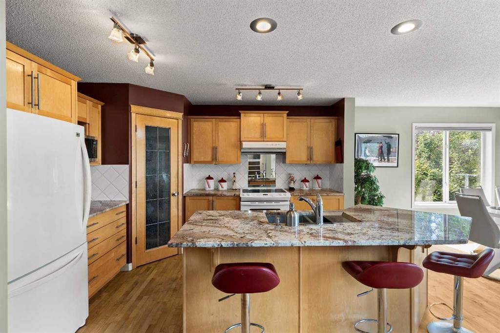 180 Cranfield Park Se, Calgary, AB - Indoor Photo Showing Kitchen