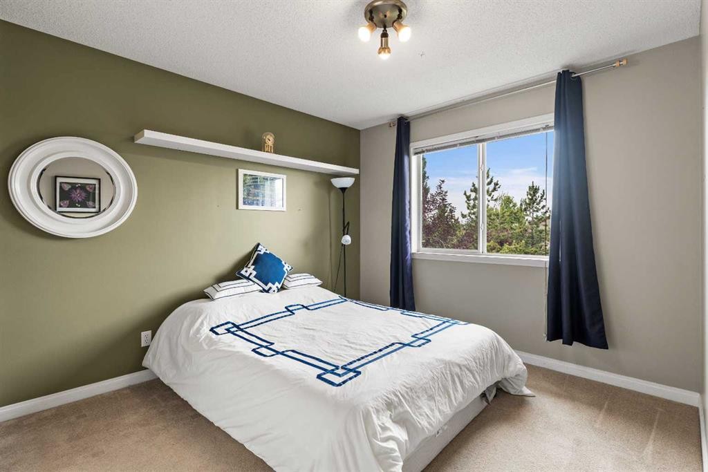 180 Cranfield Park Se, Calgary, AB - Indoor Photo Showing Bedroom