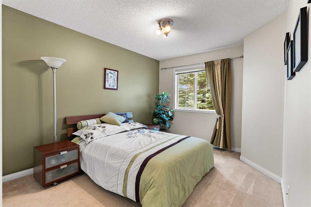 180 Cranfield Park Se, Calgary, AB - Indoor Photo Showing Bedroom