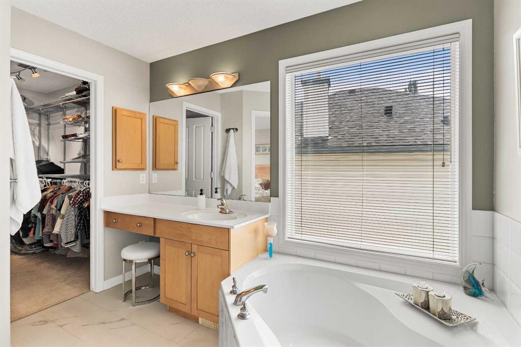 180 Cranfield Park Se, Calgary, AB - Indoor Photo Showing Bathroom