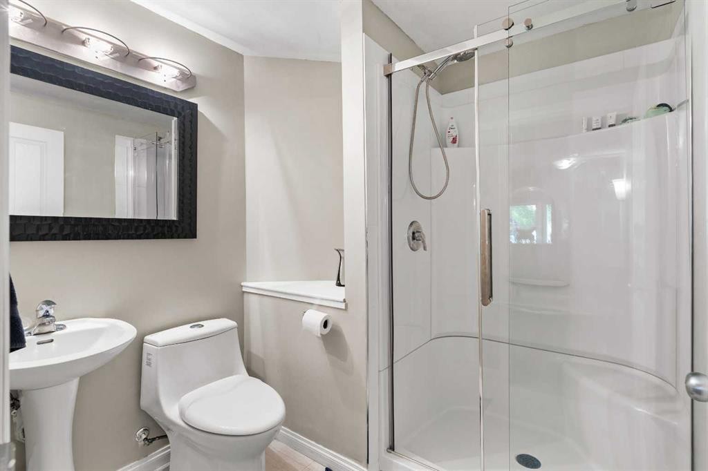 180 Cranfield Park Se, Calgary, AB - Indoor Photo Showing Bathroom