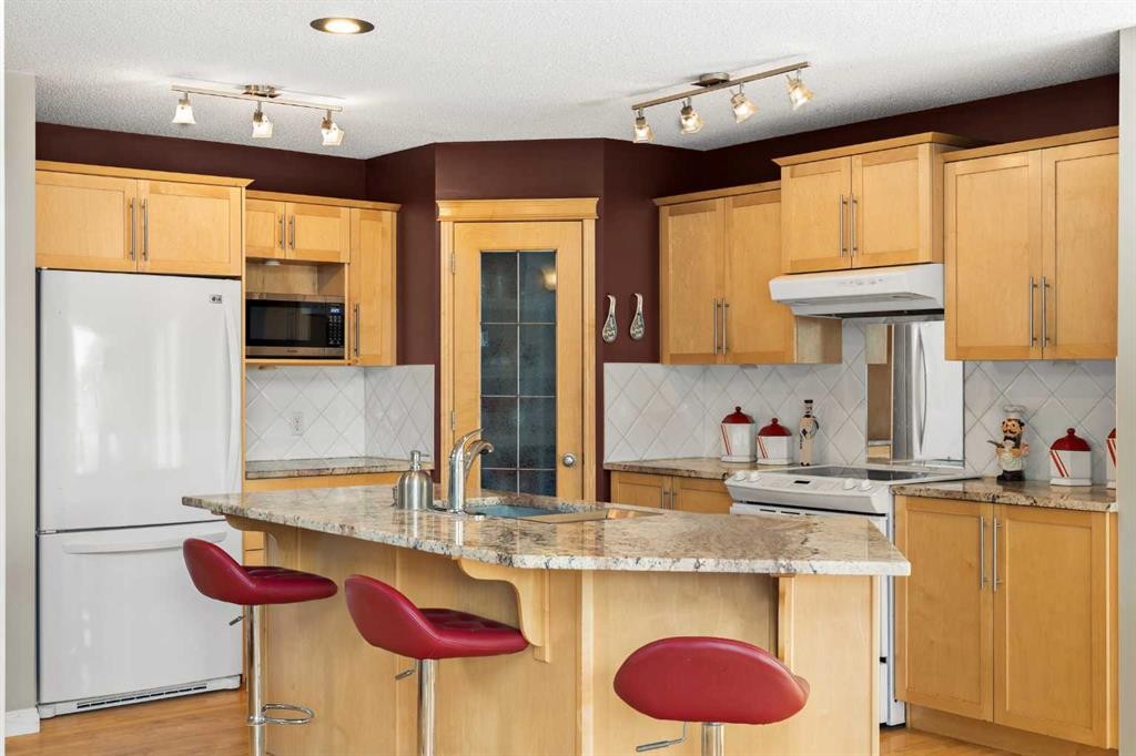 180 Cranfield Park Se, Calgary, AB - Indoor Photo Showing Kitchen