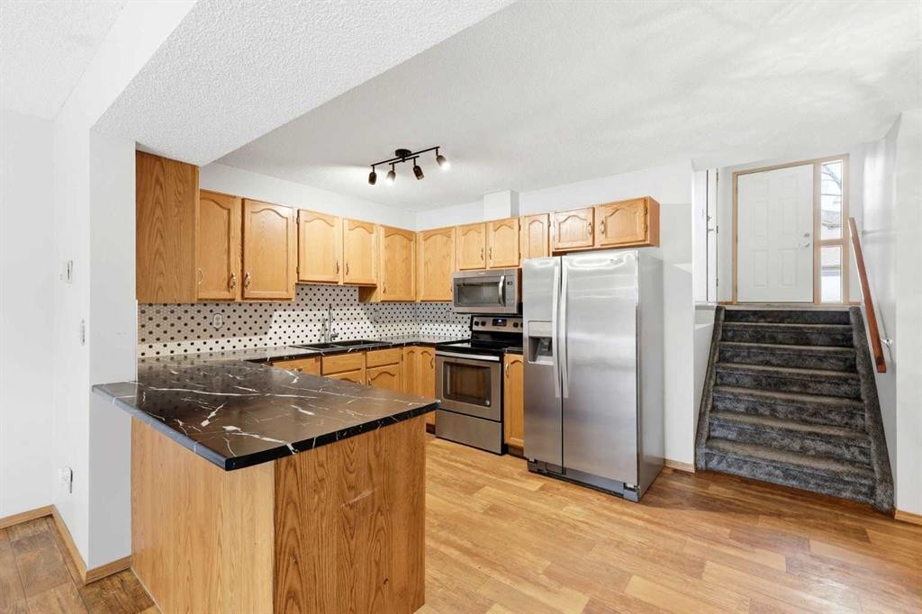 4B Millview Way Sw, Calgary, AB - Indoor Photo Showing Kitchen