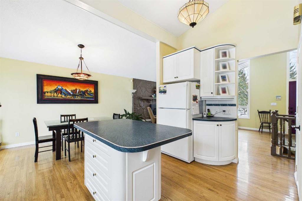 5219 Viceroy Drive Nw, Calgary, AB - Indoor Photo Showing Kitchen