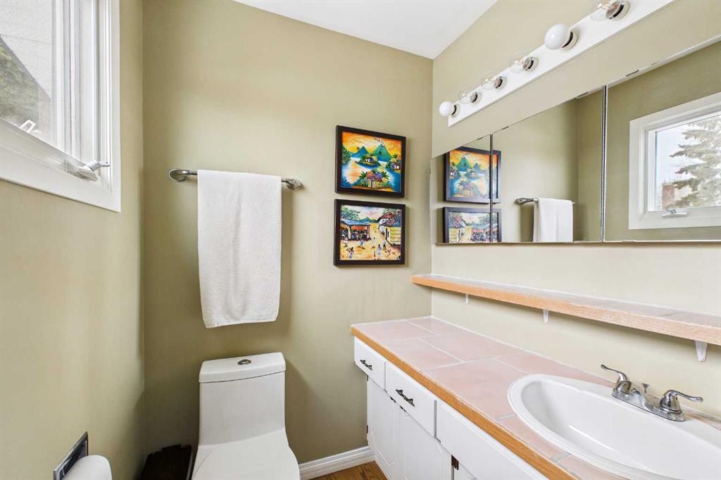 5219 Viceroy Drive Nw, Calgary, AB - Indoor Photo Showing Bathroom