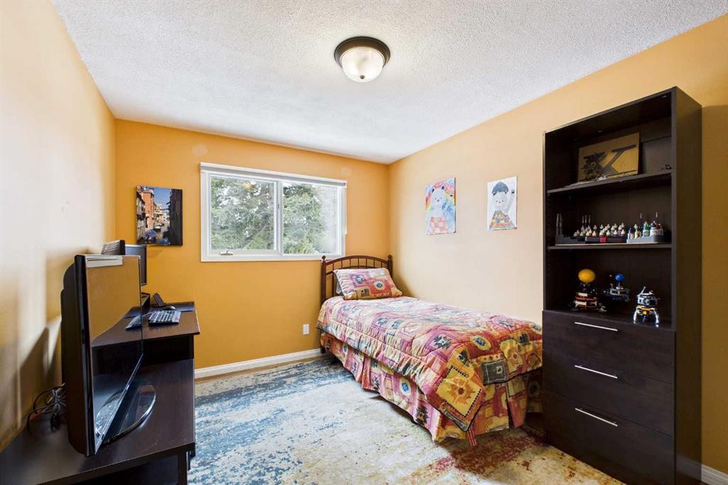 5219 Viceroy Drive Nw, Calgary, AB - Indoor Photo Showing Bedroom