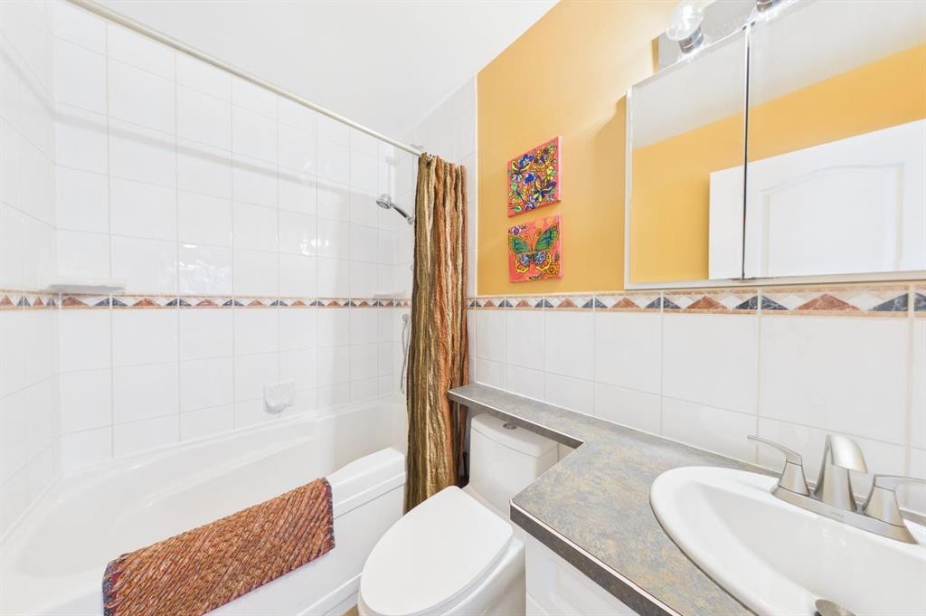 5219 Viceroy Drive Nw, Calgary, AB - Indoor Photo Showing Bathroom