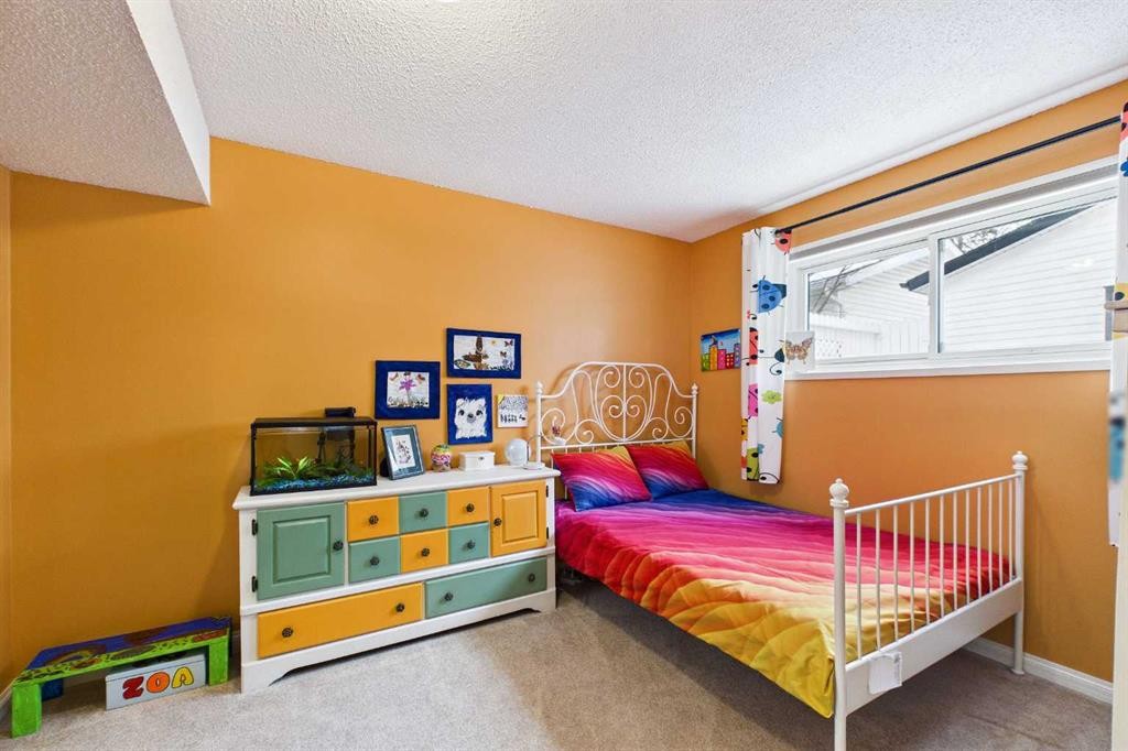 5219 Viceroy Drive Nw, Calgary, AB - Indoor Photo Showing Bedroom