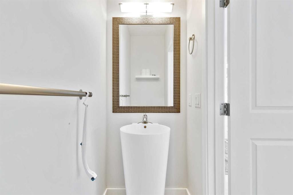 2728 Cochrane Road Nw, Calgary, AB - Indoor Photo Showing Bathroom