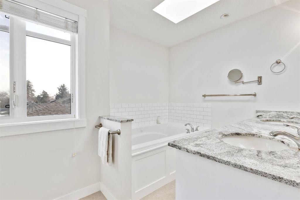 2728 Cochrane Road Nw, Calgary, AB - Indoor Photo Showing Bathroom