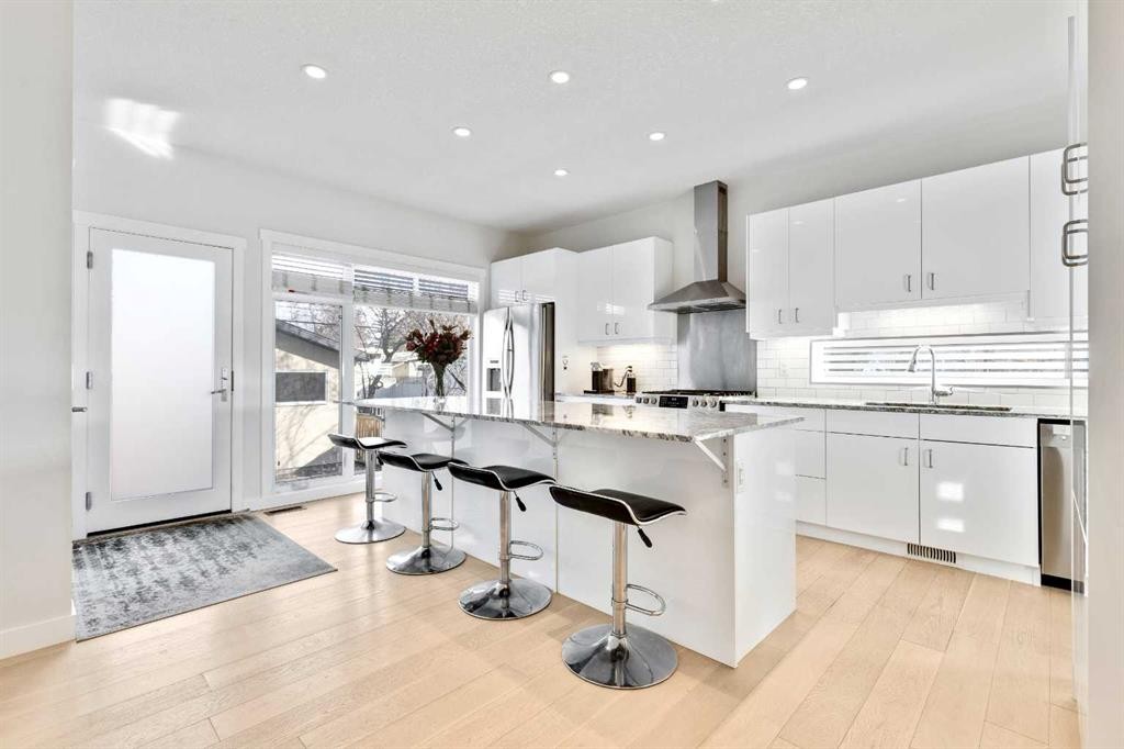 2728 Cochrane Road Nw, Calgary, AB - Indoor Photo Showing Kitchen With Upgraded Kitchen