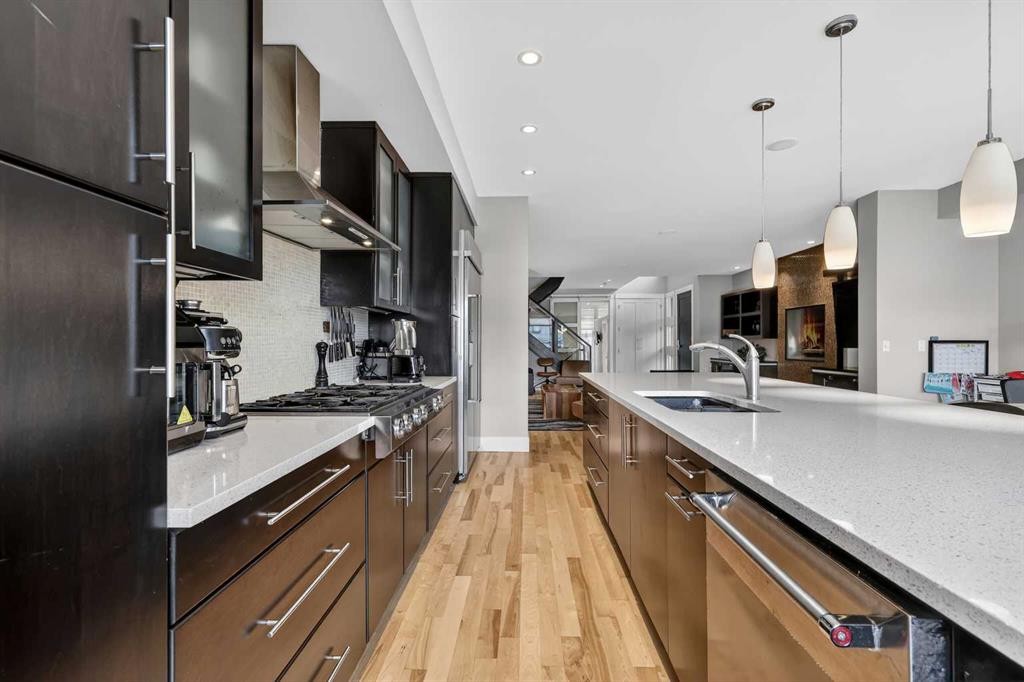 2718 19 Street Sw, Calgary, AB - Indoor Photo Showing Kitchen With Upgraded Kitchen