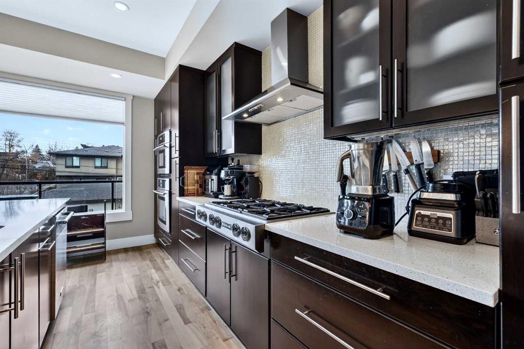 2718 19 Street Sw, Calgary, AB - Indoor Photo Showing Kitchen With Upgraded Kitchen