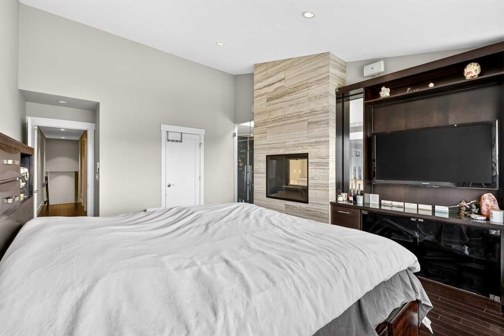 2718 19 Street Sw, Calgary, AB - Indoor Photo Showing Bedroom